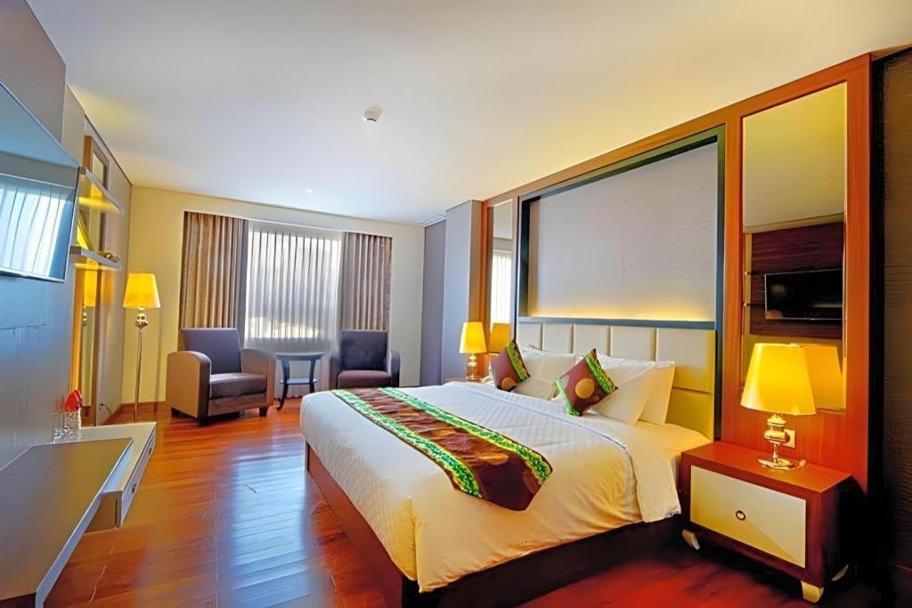 Grand Qin Hotel Banjarbaru Exterior foto